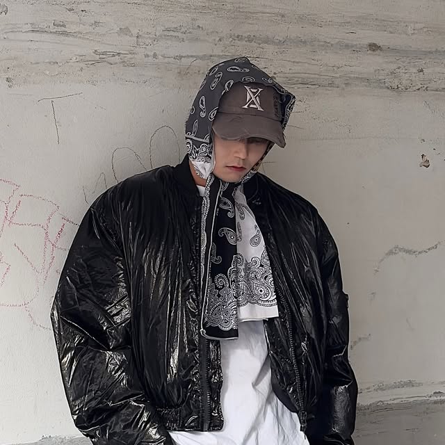 かぜ on Instagram: "#협찬
글로시한 ma-1 패딩을 찾는다면 아이러니포르노 브랜드의 제품을 소개 합니다

글로시 한 재질로 힙한 느낌 up 투웨이 지퍼라 다양한 연출도 가능 하다구요!!!

#광고#Padding #패딩추천#데일리룩#아우터#헤비아우터#오버핏#글로시패딩#패딩점퍼#패딩#남여공용패딩#IRONYPORNOWHITELINE#아이러니포르노화이트라인 

@1rony9orno_official"