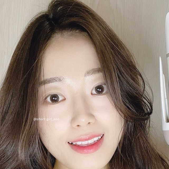 쑤🍑🐳 on Instagram: "#협찬 @menus_kr 미너스 웨이브핏 오토 봉고데기

나 화장 못하구 머리도 못 만지구 그림도 못 그리구
걍 손으로 하능거는 다 못하구 미적감각도 업능 떵손💩

그래서 고데기 이렁거 극혐잉디,,😖 이거능 참 조타🙊
증말루 쉽구 팔도 안 아프구 구불쓰 웨이브가 뚝딱🤍
머리 살짝 꼽아주구 버튼 누르면 알아서 뱅글뱅글〰️🪄
방향 버튼도 두 개닉깐 안쪽 바깥쪽 원하능 컬 방향으루
뱅글뱅글〰️🪄 여신 웨이브 헤어 스타일 완성💖

영상은 자연스럽고 청순한 닉김 c컬루 옆머리 해봉겅디🙈
최대한 살짝만 컬 넣어줄라구 제일 낮은 온도로,
배럴은 제일 굵은 거 꼽아갖구 초스피드 완성✨

#미너스 #미너스봉고데기 #고데기웨이브 #고데기추천 #봉고데기하는법 #봉고데기스타일링 #여신머리 #c컬 #s컬 #똥손가능 #봉고데기추천 #긴머리웨이브 #중단발웨이브 #여자헤어스타일 #헤어스타일그램"