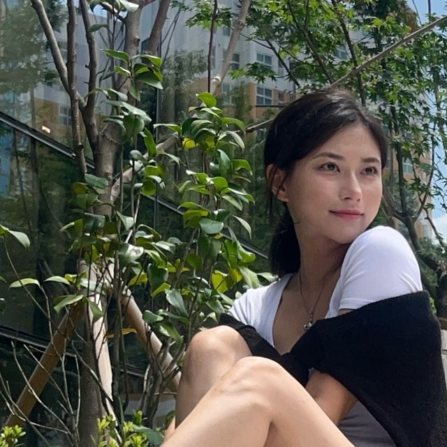 아 현(𝘼 𝙝𝙮𝙪𝙣 𝙎𝙝𝙞𝙣) on Instagram: "#광고

🗣️이 어글리한 쿠션슬리퍼가 
족저근막염 치료와 예방에 도움이 된대요❕

색상이랑 디자인 모두 고루 갖춘 아이🥹

슬리퍼 신고 다니면 당연히 발아치가 무너져서 
몸 전체의 균형과 조화가 깨지는데 
(본인 특히 발 바깥쪽으로 걸으면서 균형 다 무너지고 오다리🚰·̫🚰)
귀여운 요아이 하나만 신으면 발아치 모양도 잡아주고
족저근막염 예방에 도움이 된다9

미끄럼 방지 기능으로 수영장이나 물놀이할 때도 
편하게 신을 수 있고,
쿠션감이 있어서 발도 아주 편하다9🩷
내 발 작은건 다들 아실텐데 한번 미끄러지지도 않고
아주 편하게 데일리로 왕창 신을 수 있었던☺️

이런 발편한슬리퍼 [현현하다]에서 만나보실래요?˃̵͈̑ᴗ˂̵͈̑ 
https://smartstore.naver.com/hhhada/products/10186460453

가격도 착하고 디자인까지 굿🤍
올여름 발편하고 세련되게 지내보A요🫶🏻

#슬리퍼#쿠션슬리퍼#키높이슬리퍼#사무실슬리퍼#쿠션실내화"