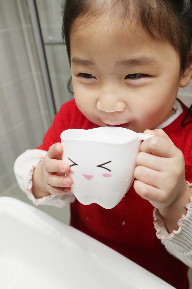 [MOLAR CUP] 키즈양치컵 몰라컵_ 아이 손에 딱 맞는 가벼움 몰라컵