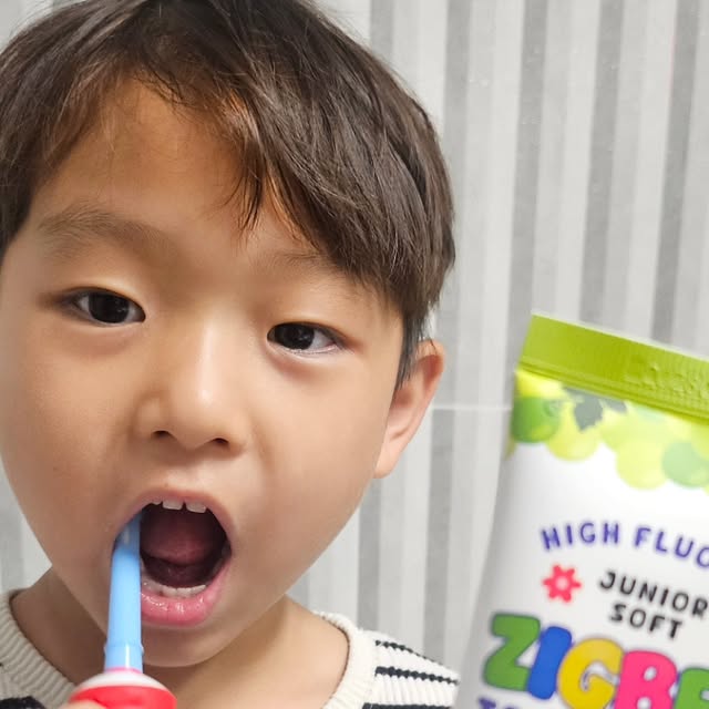 Su; Livin In 🇰🇷, From 🌍 on Instagram: "#광고

청포도 향이 은은하게 퍼지는 #지그비 주니어 고불소 치약🍇 
아이가 좋아하는 맛이라 양치 시간을 기다릴 정도예요! 
젤 타입이라 부드럽고 거품도 적어 
민감한 잇몸에도 자극 없이 순해요🪥 
고불소로 충치 예방은 물론, 구취 제거까지 한 번에! 
자연유래 성분이라 안심하고 매일 사용 중이에요☺️ 
아이 혼자서도 쉽게 짜서 쓰기 편한 튜브형이라 
셀프 양치 습관 만들기에도 딱! 💜

#광고#어린이치약#주니어치약#지그비치약#어린이치약추천"