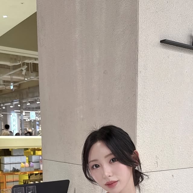 고유빈 on Instagram: "@2an_official 월요일 인데도 사람 무지하게 많았던 @thehyundai_seoul 에서의 팝업! 올리브영 매장보다 많은 컬러를 테스트 해볼 수 있고 #스프링로망스컬렉션 제품들까지 먼저