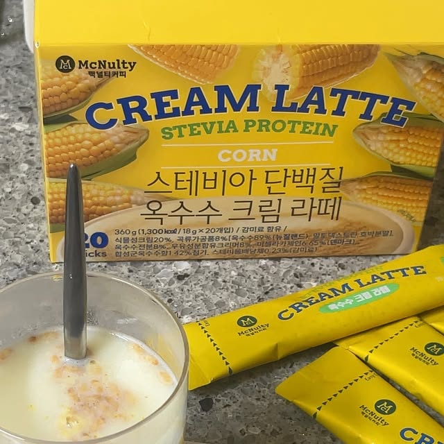 샐리 하우스 🏠 on Instagram: "#광고 #제품제공
@mcnulty_official 

제사랑 #맥널티 에서 신제품이 나왔어요 😍😍😍
#옥수수 가 들어간 #옥수수라떼 🌽
#옥수수러버 로써 안마셔볼 수 없죠 💛
.
.

🏷 #맥널티커피 #스테비아옥수수크림라떼

▫️#스테비아 가 들어간 #라떼 라서 당 부담이 적어서 걱정없이 마실 수 있어요😋 안그래도 요즘 너무 추우니까 따뜻한거 땡기잖아요? 가을겨울철 #건강간식 으로 추천해요👍

▫️가루 안에 옥수수 알갱이가 많이 있어요! 옥수수 원재료를 아낌없이 넣어 맛이 진하고 풍부해요🌽

▫️바삭한 볶은 현미의 식감과 자연스러운 단맛이 일품!!! 게다가 설탕보다 200배 달콤한 천연 감미료인 스테비아를 사용해 더 건강하고 맛있게 먹을 수 있어요 👏👏

▫️고품질의 덴마크산 분리유단백질 1.24g이 함유되어 #단백질 도 보충이 가능해서 저는 요즘 출근전 아침대용으로 따뜻하게 한잔 마시니 몸도 편안하고 기분도 좋더라구요~ 게다가 포만감이 들어서 든든한 느낌까지💛 #겨울간식 으로 추천해요 🥰
.
.

🛒 판매처 : https://bit.ly/stevia_CORN
.
.
.
.
.

#홈카페 #라떼추천 #단백질음료 #한국맥널티"