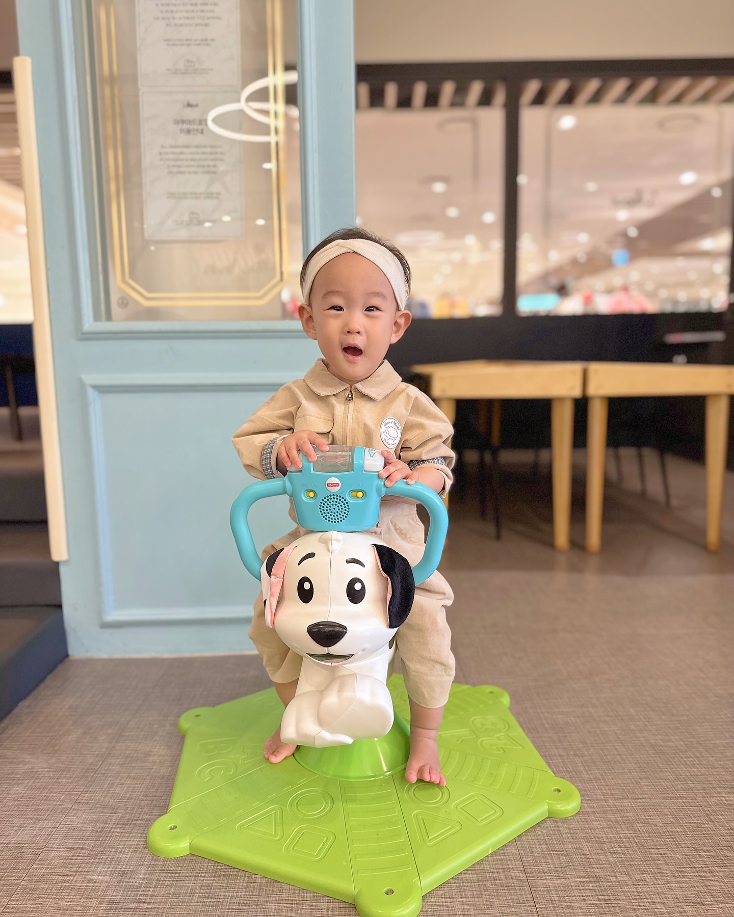 #광고 | musinsa_kids tartine.et.chocolat_korea

❛ 타티네 쇼콜라 우디점프슈트 ❜

봄이 오기 전에 미리준비하는
타티네 쇼콜라 우디점프슈트를 소개해요 🌸✨

타티네 쇼콜라의 유니크한 감성으로, 
사랑스러운 디자인과 품격 있는 
테일러링인 것 같아요 🧸💖

🐰 편안함과 귀여움 두 마리 토끼를 잡은 제품 🐰
⠀· 스판 소재로 편안하게 착용가능해요 :-) 
아이가 뛰어놀기에도 딱 좋고, 특히 소매와 발목 부분에 
체크 패브릭 배색이 포인트로 들어가 있어 멋스러워요. 
체크가 접을때도, 펴도 너무 귀엽고요! 😍
⠀· 라마 캐릭터가 귀여운 등판 디자인은 귀여운 포인트! 
아이가 입었을 때, 사랑스러운 룩을 완성해주죠 🦙💕
⠀· 점프슈트 디자인이라 배 부분도 불편하지 않아서 
식사 후에도 편안하게 활동할 수 있어요. 
아기가 먹고 나서도 불편해하지 않고 잘 입고 놀아요! 😊

화사한 베이지 색감이 담겨 있는 이 점프슈트는 
파스텔 톤과 로맨틱한 디자인이 
아이에게 너무 잘 어울려요! 🌼💛

아이들 사이에서 유행할만한 
귀엽고 편안한 스타일을 찾고 계신다면, 
타티네 쇼콜라 우디점프슈트 꼭 추천드려요! 😘

🏷️ ʜᴀᴊᴜɴ | 11ᴍ | 79.4ᴄᴍ | 9.6ᴋɢ
⠀🥻 우디점프슈트 დ ʙᴇɪɢᴇ დ 𝟫𝟢 

💌 ᴛʜᴀɴᴋꜱ ᴛᴏ musinsa_kids tartine.et.chocolat_korea 

#광고 #무신사키즈 #musinsakids #리틀무신사크루 #리틀무신사크루6기 #타티네쇼콜라 #우디점프슈트 #아기옷 #아기패션 #아기릴스 #아기옷입히기 #babyootd #babyfashion #오늘은뭐입지 #베이비ootd #등원룩 #문센룩 #키카룩 #육아템리뷰 #육아템추천 #청룡띠맘 musinsa_kids