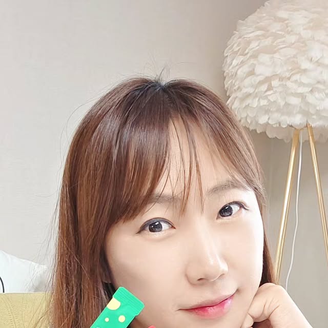 💋뷰티ㆍ패션👙인플루언서 🎀 퓨리걸 🎀 on Instagram: "#광고

요즘 식단 조절 중인데, 식전 루틴을 만들고 있는데
애사비가 딱이네요!!
식사 전 #샐러드미니팝 부터 먹고 식사 후 #애사비미니팝 먹고!!
그러면 혈당 스파이크도 줄여줘서 다이어트에 도움이 되더라고요~

근데 먹기도 쉽게 초소형 정제 알약 형태로 만든 제품이라 목넘김도 좋고, 새콤달콤 맛있어서 씹어 먹기도 좋아요!!

어쩔 수 없는게 요거 두 포 먹으니까 든든한 느낌이네요~
과식도 덜 하게 되서 좋고 속이 부담스럽지 않더라고요?
그래서 외출할때도 꼭 챙기게 되요~😄

✳️자세한 정보는 공식몰 '고객관점.com'에서 확인할 수 있어요 :)

#샐러드미니팝#애사비미니팝#고객관점#포만루틴#식전간식#다이어트간식#애플사이다비니거#식전야채식사법#식전습관#새콤달콤"