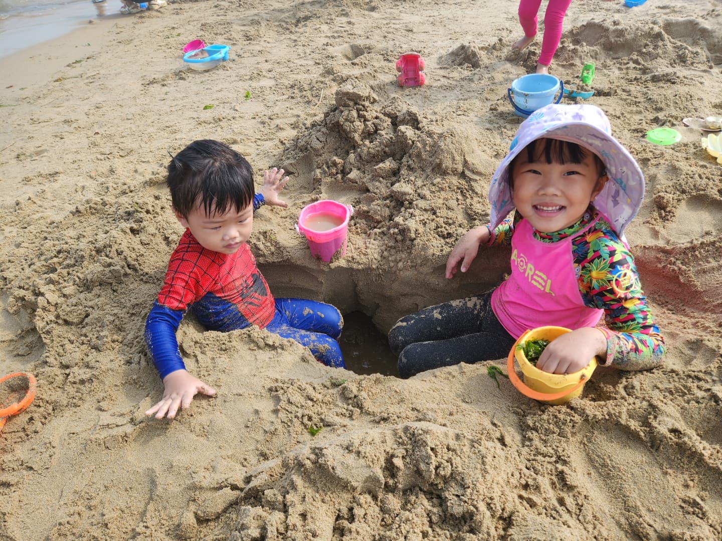 수족구, 폐렴, 다시 수족구.. 여름을 병치레로 보내느라 제대로 놀지도 못한 내새끼들🥲
오후에 비가 온다니 집에 있을까 싶었지만.. 애들도 다 나았고 오랜만에 아빠 쉬는데 집에 있기 아쉽다며 피곤한 몸 일으켜주는 신랑🥰
비온다니 금방 돌아오게 일광바닷가에서 모래놀이나 하자 생각했는데.. 내 계획은 늦어도 1시에 귀가해서 밥먹고 낮잠 자는거 였는데.. 왜 5시반에 주차비 계산하고 있는건데?😳 점심 건너뛰고 낮잠도 안잤으니 저녁먹고 씻고 일찍 자겠네! 했는데 9시 넘어 자는건 왜야?🙄 
어찌됐건 비 안와서 잘놀고~ 너희가 즐거우면 됐고~ 방학 마지막에 물놀이는 하고 가서 다행이야😜