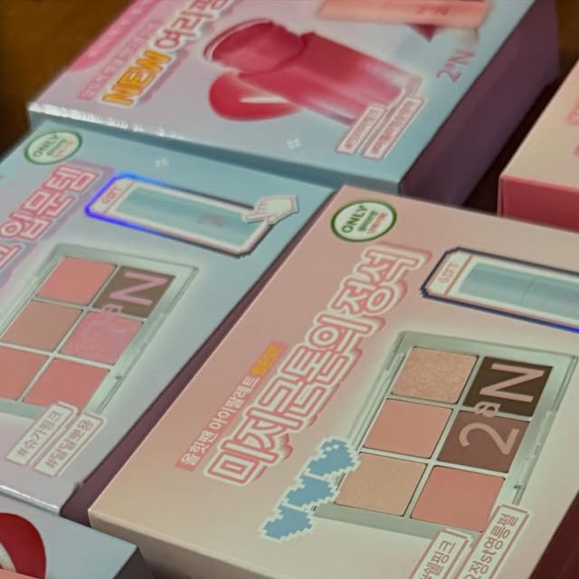 @samsamsam9801 on Instagram: "#광고 왁.. 투에이엔 진짜 다 너무 귀엽고 예쁘고..ㅜ 코덕은 울어용..🥺🥺
립 컬러 두 색상 골랐는데 멀멀하고 예쁘게 올라와서 넘 좋네용 ㅎㅎ 특히 3호!! 요즘 유행하는 쿨톤 멀멀립~~

하이라이터는 미쳤는데요..? 요즘 또 사이버틱하게 진하게도 많이 하던데 프로스트 쿨톤들한테 딱 어울리는 컬러에용 ㅎㅎ

섀도우 팔레트 신상 16호는 핑잘봄도 쿨톤도 다 어울릴만한 컬러로 너무 알차게 구성되어있더라구용~~ 페어리는 무난무난한 데일리템!

블러셔도 16호 핑크 텐션과 9호 하트벌룬~ 하트벌룬은 펄감이 엄청 강해요! 

이번 투에이엔 신상 포함한 메이크업템들 다 추천🩷

#올영픽#올리브영추천템#올영필수템#러브버블컬렉션#롱웨어링파운데이션미니#컬러플레이듀얼라이너"