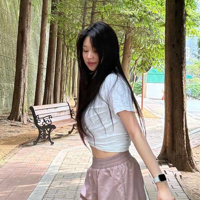 정지원 on Instagram: "#협찬 #광고 
@1rony9orno_official 
윈드브레이커 와이드 밴딩 팬츠 / 딥핑크

허리가 밴딩형식이라 정말 편안한 착용감이었어요🩷
밥을 짱 많이 먹고도 편하게 입을 수 있는 팬츠🩷

나일론 재질의 팬츠라 그런지 매우 가벼운 중량감이었어요🩷
더운 여름에 휘뚜루마뚜루 입기에 아주 딱!! 좋은 팬츠입니다🩷

윈드브레이커와 더불어 생활방수까지 되는 팬츠이기에 장마철에도 끄떡없는 옷입니다🩷

베이직한 흰티랑 입어도 예쁘지만 다른 나일론 제품과 셋업으로 코디하면 더더욱 예쁜 .. 🩷

여름에 휘뚜루마뚜루 입기 좋은 셋업은 @1rony9orno_official 윈드브레이커 와이드 밴딩 팬츠 윈드브레이커 와이드 밴딩 팬츠🩷

#광고#아이러니포르노화이트라인#아이러니포르노#나일론셋업#무신사#IRONYPORNO#IRONYPORNOWHITELINE#팬츠#와이드팬츠 #Pants #좋아요 #ootd #코디"