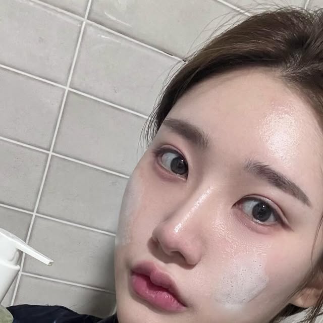 조은서 on Instagram: "#협찬 @veganifect_official 

피부가 유독 예민해져서 클렌저에 더 신경을 쓰게 되는 요즘 . .
그러다 알게 된 비건 클렌저 !

🌱 비건이펙트 트롤 젤클렌저 올리브영 기획세트 🌱

올리브영이랑 화해 클렌저 부문 1위까지 했던
유명한 제품이더라구요 🥇

세안만으로 피지 조절, 요철 케어, 보습 관리까지 !
청보리 성분이 들어가 있어서 피부 진정에 도움이 되고,
과잉 피지 생성을 억제해줘서 민감성이나 지성 피부에도 찰떡 ✨

게다가 보습력도 대박인데, 히알루론산보다
수분 저장력이 20%나 높다고 해요🫢

또 피부관리실에서도 사용하는 고급 성분인 LHA 성분이 함유되어
세안만으로도 매끈한 피부결을 느낄 수 있어요

원래 젤클렌저 하면 거품이 잘 안 나서 사용감이 별로였는데,
비건이펙트 청보리 젤클렌저는 거품도 꽤 풍성하게 나고
사용감이 부드러워서 진짜 만족스러웠어요

저자극 클렌저인데도 임상으로 세정력까지 입증됐고,
모공 속 노폐물 개선, 피부결 개선까지 임상 완료된 제품이라
믿고 쓸 수 있다구요 !

민감한 피부라 어떤 클렌저를 써야 할지 고민이었다면,
진짜 한 번 써볼만한 제품이에요 :)

저처럼 피부 부담 없이 세정력까지 챙기고 싶은 분들께 강추!

지금 올리브영단독 구성혜택으로 키링 및 토너패드까지
증정한다구 하니 얼른 달려가세요 💦

 #민감성추천 #요철 #각질 #피지#블랙헤드 #저자극 #스킨케어 #클렌징 #클렌저 #스킨케어루틴 #지성클렌징오일 #올리브영클렌저 #올리브영추천템 #젤클렌저 #민감성피부추천 #지성피부추천 #수부지피부추천 #1등젤클렌저 #올리브영클렌저추천 #약산성클렌저 #비건이펙트젤클렌저

https://www.oliveyoung.co.kr/store/goods/getGoodsDetail.do?goodsNo=A000000213708"