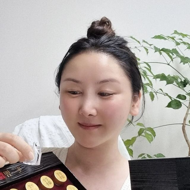 Tara 황언주 on Instagram: "#광고《 상아제약 정일품환 30환 》 요즘 날씨 때문에 기력이 달리고 피곤해서 영양제, 건강식품 마구마구 챙겨 먹고 있다. 상아제약에서 고려ㆍ조선 시대 문관의 최