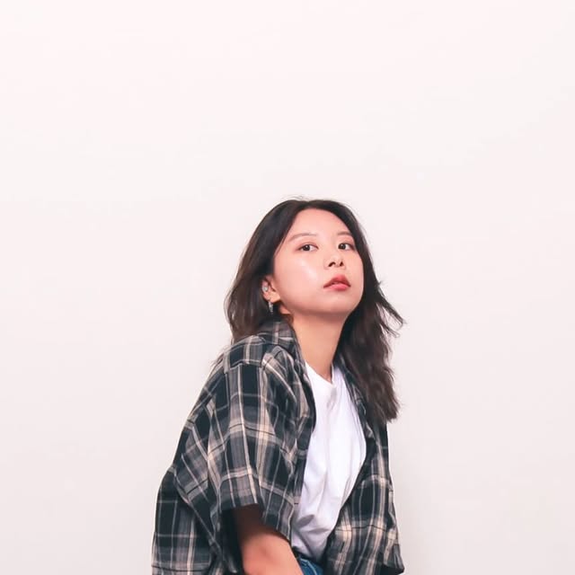 이지연 레지나 | 배우하는 육아맘 마케터 여니 on Instagram: "#광고⠀
⠀
✅️여름에 시원하면서도 가볍게 걸치기 좋은 셔츠⠀
✅️어디에나 잘 어울리는 체크 셔츠의 정석 ⠀
✅️예쁜 오버핏⠀
✅️남여공용으로 넉넉한 사이즈⠀
⠀
⠀
이번 여름 너무 햇빛이 쨍쨍하니 뜨거운데🌞⠀
실내는 에어컨으로 빵빵하고🧊⠀
⠀
이럴 때 옷입기 애매하죠?⠀
스탠다드에러 오버핏 체크셔츠로 해결👍⠀
⠀
⠀
⠀
⠀
#스탠다드에러  #STANDARDERROR #남여공용셔츠 #셔츠 #셔츠추천 #반팔셔츠 #오버핏 #체크셔츠 #여름셔츠 #Shirt  #CheckShirt⠀"