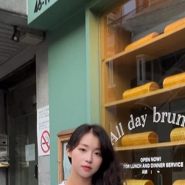 아리까리그란데 on Instagram: "#광고

안녕, 오늘은 내가 캐쥬얼하게 입어준 🦈
어반코어 URBAN CORE 썸머샤크 프린팅티 소개할게 @urbancore_official_ 
다음주 제주도 놀러가서 서핑할때 입으려고 산 건데
미리 공개한다~
원단과 핏에 집중하여 만든 제품이라 정말 고퀄리티인게 
사부작사부작 거려도 주름짐이 없고 굉장히 탄탄해
목라인도 세탁돌려도 그대로야~

어반코어는 경직된 도시와 자유로운 자연의 경계를 허물고
중심에 서고자하는 뉴트로 브랜드인데 이번에 요 샤크티 반해버려서
커플티로 화이트/블랙 마련했잖아~ 유니섹스브랜드라 남녀공용으로 입어주기 좋아

💫프리미엄코튼(235GSM) 워싱처리
기능성원단(COOL TOUCH,진드기방지,향균,음이온) 기능성 후가공과 워싱처리
100%COTTOND
DTF 전사로 샤크로고 색감이 항상 선명하게 오래 유지돼
꼼꼼하고 고급스러운 봉제처리로 늘어짐 변형없이 오래오래 이쁘게 입자~

#여름티#여름#반팔#반팔티#gift#협찬#핏#커플티#휴양지룩#제주도패션#서핑패션#상어티 #샤크티"