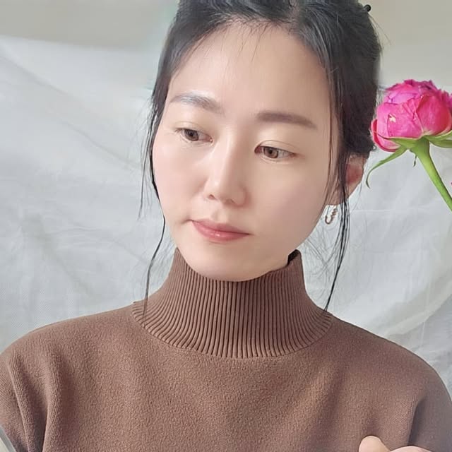 Som on Instagram: "#광고 달콤함에 취하는 요즘 같은 날, 맥널티 아이브루 카라멜 마끼아또 한 잔 홈카페 완성💕 풍부한 카라멜 풍미와 부드러운 라떼 크리머의 조화가 👍 우유 성분 덕분에 고