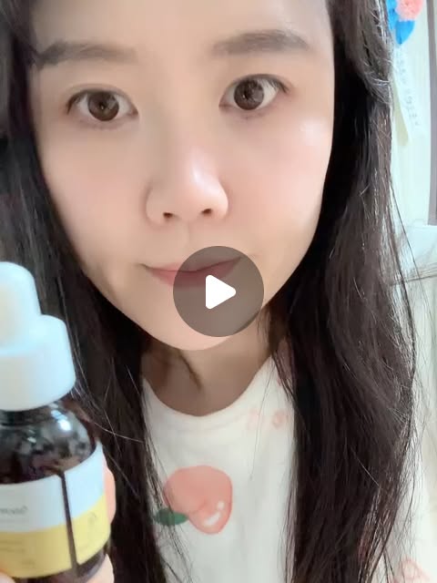쩡이 on Instagram: "#협찬 

요즘 피부가 예민해서 기초를 정말 신중하게 고르는 편인데, 이번에 싱그리디언트 앰플 두 가지 ! 
스노우파이브 알엑스, 판테놀 알엑스를 사용해보게 되었어요❤️

사실 성분을 먼저 보는 편이라 ‘알엑스’ 라인이라 해서 더 기대를 했는데, 기대 이상으로 피부가 편안해지는 느낌이라 요즘 데일리 루틴에서 빠지지 않고 있어요.

먼저 판테놀 알엑스는 정말 이름답게 ‘진정’ 그 자체!
무려 덱스판테놀 100,000ppm이 들어있고, 그것도 순수 활성형 판테놀이라서 그런지 피부에 올리는 순간 쿨링감 없이도 자연스럽게 진정되는 느낌이 확 와요. 💚
제가 운동 후나 히터 바람 많이 쐬는 날엔 꼭 붉어짐이 올라오는데, 이걸 쓰면 열감이 슬며시 가라앉아서 다음 스킨케어가 훨씬 잘 먹어요. 
자극받았던 피부가 하루 저녁 동안 차분해지는 느낌이라 민감러들이 특히 좋아할 것 같아요🫶

그리고 또 하나의 주인공, SNOW5 RX 스노우파이브!
이건 정말 이름처럼 피부에 “투명도”를 올려주는 앰플이에요. 
나이아신아마이드, 트라넥사믹애씨드, 비타민C 등 5중 브라이트닝 성분을 80,000ppm이나 담고 있어서, 칙칙한 톤이나 잡티 고민 있는 분들에게 딱👍
저는 아침에 발라주면 피부가 은은하게 환해보이고, 베이스 메이크업이 훨씬 맑아보여서 요즘 출근 준비 시간에도 꼭 쓰는 필수템이 되었어요. 
기초 단계에서 끈적임 없이 깔끔하게 흡수되는 게 진짜 장점! 
여러 브라이트닝 성분들이 함께 들어있다 보니 ‘자극 없을까?’ 했는데 생각보다 훨씬 순하고, 약간 투명 코팅 필름 씌운 듯 촉촉하게 마무리돼요💕

두 제품을 함께 쓰면 “진정 + 브라이트닝” 조합으로 데일리 케어 루틴 완성!
하루 종일 피부가 편안하고, 톤까지 맑아 보여서 요즘 만족도가 아주 높아요.

지금 서호랩 인스타그램에서 싱그리디언트 체험단 진행 중이라고 하니, 관심 있으신 분들은 꼭! 신청해보세요. 사용해본 입장에서 정말 추천하고 싶은 조합이에요 🤍

#서호랩 #스킨온유"