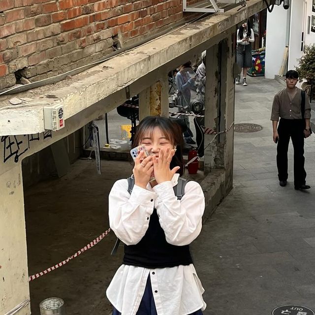 𝕃𝕖𝕒 on Instagram: "#광고 지만 보는 사람마다 귀엽다던 이 케이스❗️

점심먹을 때 유튜브 시청 필수인데
맨날 거치대 할만한 거 찾기 귀찮고,
그립톡은 두꺼워서 주머니에 넣기 불편💦

이럴 때 가로, 세로로도 자유로운 거치 가능
자유로운 손으로 점심먹으면서 숏츠 감상 편리한
크레파스소년소녀 케이스 강추✨

유연한 재질로 끼고 빼기 편하며 
아기자기한 디자인이라 일단 예뻐요
거울 셀카 찍을 맛 남💛💜

도톰한 케이스라서 폰 잘 떨구는 분들도
테두리 완벽보호까지-🙏

#귀여운케이스 #귀염뽀짝케이스
#힙한케이스 #아이폰케이스 #거치대케이스
#손이자유로운케이스 #아이폰14프로케이스
#아이폰15케이스 #파스텔케이스 #봄케이스
#거치대케이스 #아이폰거치대"