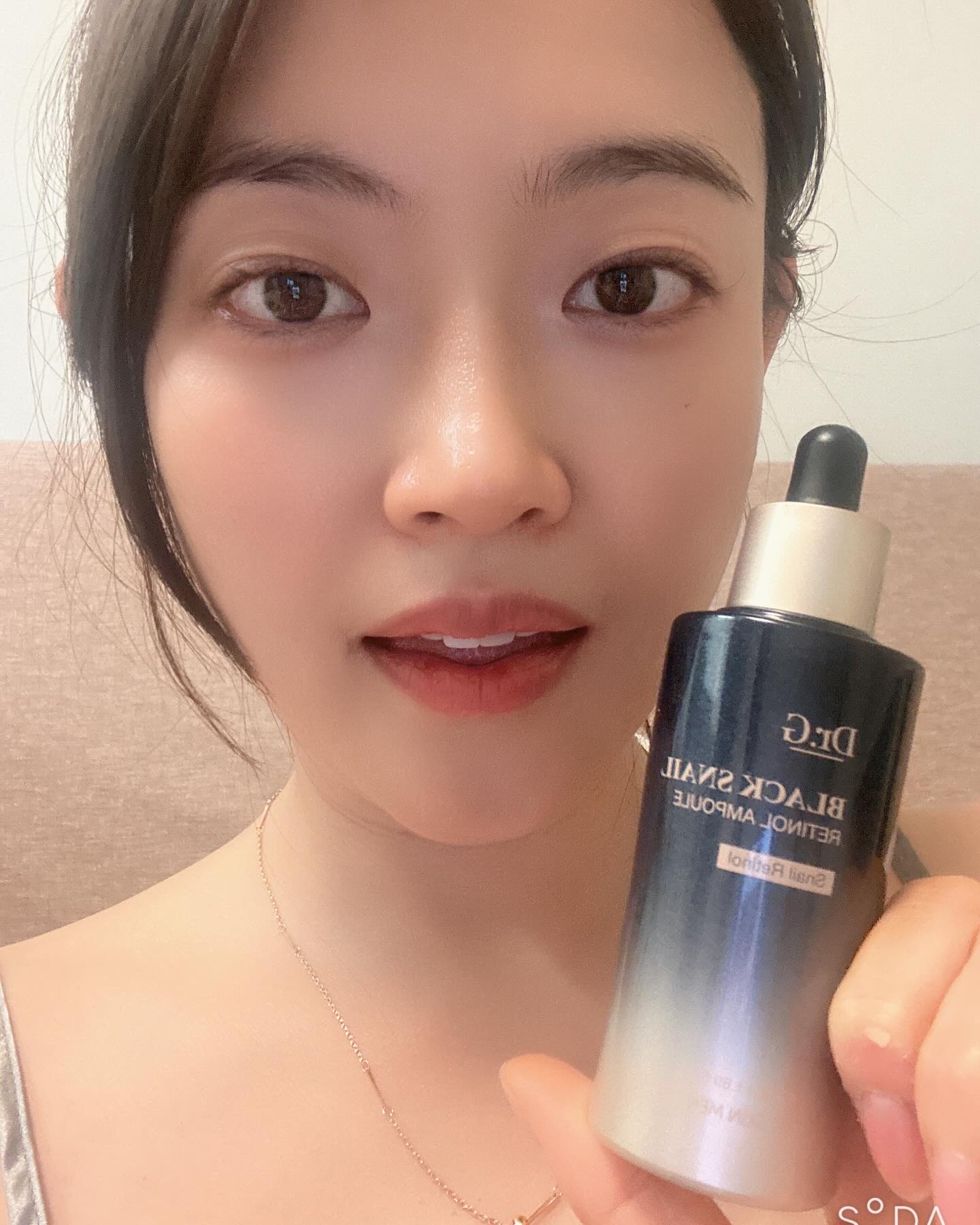 닥터지 블랙 스네일 레티놀 앰플은 피부에 바르자마자 흡수력이 빠르면서 속보습을 채워주는 느낌이에요~
향도 어찌나 좋은지 스킨케어하는 동안 좋은냄새 폴폴! 무겁지않은 워터제형에 보습력도 좋고, 피부 쫀쫀함까지 정말 맘에 드는 앰플! 크림과 톤업 썬크림 구성도 굿! 

#닥터지 #스네일앰플 #블랙스네일레티놀앰플 #닥터지 #속보습 #앰플추천 #보습앰플