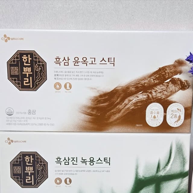 수원 ꨄ︎ ᗷY._.ՏᑌᗯOᑎ ❤︎+*☆𓂸ฅฅ on Instagram: "❤#광고 #흑삼윤옥고스틱 #흑삼진녹용스틱
활력 넘치게, 면역 탄탄하게! 👍💜#부모님선물
ㆍ
ㆍ
♟ 요즘 지쳐있는 부모님, 남편 등 가족들 건강 챙겨야죠 ⁉️🌟
〰️ CJ웰케어에서 #활력 #에너지 #면역 을 위해, 100%
국내산 수삼을 9번 찌고, 9번 말린 특허 받은 흑삼농축액으로 진세노사이드의 흡수율을 높여서 기초 영양 꽉 채웠어요❗️🌝

🏷 전통과 건강의 가치를 모두 담은 대한민국 🇰🇷
TOP埴 인홍삼 브랜드 《한뿌리》 🙊 

✅️ CJ 한뿌리 흑삼 윤옥고 스틱 ✅️
➰️ 특허받은 CJ 구증구포 흑삼농축액 함유 ⭐️⭐️
➰️ 남녀노소 상관없이 면역력 탄탄하게! 활력은 넘치게!
➰️ 3가지 부원료배합-국내산100%숙지황, 백봉령, 사양벌꿀

✴️ 맛이 텁텁하지 않고 진하게 농축된 흑삼에서 풍부한
풍미가 느껴지고 한스틱 쭉 짜먹고 나면 힘이나요 ✔️ 🧡

📌 전용 쇼핑백 함께 증정되기 때문에 선물로도 추천
1일 1회, 한 포씩 언제 어디서나 간편하게 섭취 가능해요

☑️ CJ 한뿌리 흑삼진 녹용 스틱 ☑️
➰️ 진세노사이드 흡수율 높인 CJ구증구포 흑삼농축액
➰️ 청정지역 뉴질랜드산 최상위 SAT 녹용 가득 함유
➰️ 9가지 전통 소재와 5가지 귀한 버섯으로 완성한 균형
작약, 천궁, 당귀, 황기, 지황, 감초, 계피, 생강, 대추와 5가지
귀한 버섯을 조화롭게 담아 깊은 맛이 나요

🔻🔻🔻🔻🔻🔻🔻🔻🔻🔻🔻🔻🔻🔻🔻🔻🔻🔻

📍#CJ 한뿌리 흑삼 #윤옥고 스틱
➕️ CJ 한뿌리 흑삼진 #녹용스틱

⚫️ 전성분 표시되어 안심사용 가능 ✔

🌸 식약처 인정 5대 기능성 건강기능식품
(면역력 증진/피로개선/혈액순환/향산화/기억력 개선)

🎁 제품 #CJ웰케어 👉 @cjwellcare_official

#CJ구증구포흑삼 #SAT녹용 #명절선물
#명절선물세트 #추석선물세트 #녹용추천 #녹용
#경옥고효능 #경옥고스틱 
ㆍ
ㆍ
🔱  업체로부터 제공받은 제품입니다  🔱"