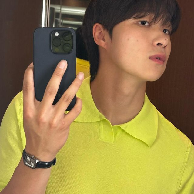 구교준 on Instagram: "#광고 
@1rony9orno_official .🌞🔋

종강 했는데 과제 하나 추가 .

[쿨니트] 썸머 카라 니트 반팔 
가볍고 통기성이 좋아서 더운 여름 시원하게 입을수 있습니다
탄탄한 짜임과 동양인 체형에 어울리는 실루엣을 보여주는 것 같아요
여러가지 컬러들도 준비되어 있으니까 한번씩 보고가시면 좋겠네용 .

#아이러니포르노#아이러니포르노화이트라인#니트#KNIT#카라니트#여름니트"