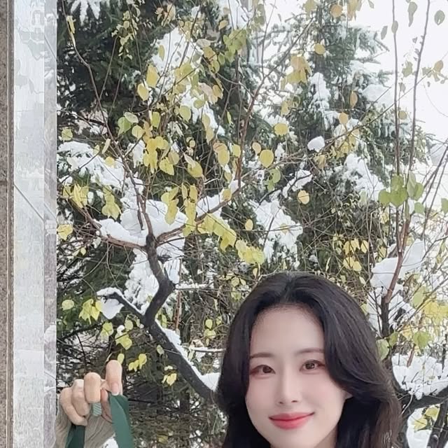 🌺 mio의 리뷰 🌺 on Instagram: "#광고

우리가족 건강은 #지리산별마루 선물세트로 💝
지리산별마루 대표가 지리산의 깨끗한 공기와 원시림에서 직접 재배하는 작물로 만든 제품과 지리산 청정 원료를 직접 재배하는 농가를 앞장서 알리기 위해 최상품을 생산하는 지리산 농가들의 제품을 엄선하여 함께 구성한 제품으로
저는 튼튼꾸러미로 이번 환절기 건강 챙겨보려구요 🫶

📍현대백화점, 롯대백화점 브랜드 백화점 팝업스토어 및 식품관 입점되어 있답니다 🤗

.
.
.
#지리산별마루#꾸러미#선물#선물세트#연말선물#겨울선물#가족선물#상견례선물#알뜰선물#실속선물#뿌리작물#지리산#새싹꾸러미#튼튼꾸러미#엄마사랑꾸러미#온가족꾸러미#약도라지정#약도라지청#천왕봉신의약도라지정#도라지배청#배도라지청#우엉차#토마토즙#도라지배즙#도라지진액#벌꿀스틱#대추진액스틱#상황버섯농축스틱"