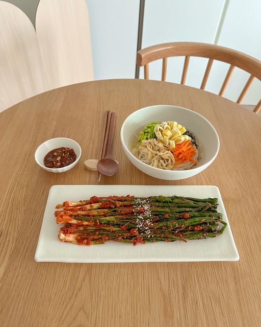 단주부ෆ on Instagram: "#협찬 @allbox.kr 오늘 점심은 잔치국수와 매운 파김치로 후루룩했어요~🍜 믿고 먹는 레드스푼에서 출시한 매운 파김치인데 개그맨 장동민 씨가 개발에 참여해 아주 제대
