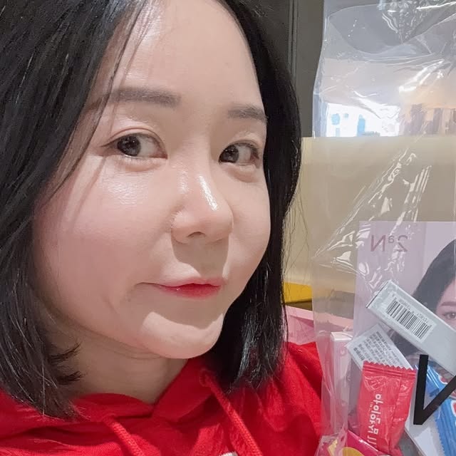 김 은정 on Instagram: "#광고 투에이엔 팝업💄🌟

어제 더현대 비클린 팝업, 
<투에이엔>다녀왔어요🎶

첫날이라 그런지 사람이 정말 많더라고요‼️
아기자기하고 사랑스럽게 꾸며놓은 팝업❤️
 
✅12/5~ 12/12까지 진행해요 
요즘 가장 핫한 더현대에서 진행하는 
가장 핫한 팝업이니까 꼭 구경가보세요🏃‍♀️

얼마전에 런칭한 걸스나잇 컬렉션이
아이린님과 함께 진열되있으니,
예쁜게 더~ 예뻐보이는거 있죠!!

✅최대 40%까지 세일하니까,
가격이 정말 혜자스러워요❤️

스쿱이벤트로 선물 이렇게 많이 
받은거 실화인가요🥹
오직 팝업 스토에에서만 가능합니다😍
어차피 살거라면,
당장 팝업 스토어로 가셔야해요‼️
.
.
.
#투에이엔#2an#투에이엔팝업
#걸스나잇컬렉션#듀얼치크
#베러미아이팔레트#퓨어글래시하이라이터
#더현대#더현대서울#더현대팝업
#더현대비클린팝업#비클린팝업
#팝업추천#팝업스토어#연말데이트"