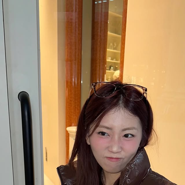 Youasi 유아시 on Instagram: "#광고 #협찬 @1rony9orno_official 

My Brown outfit for winter🤎
가볍고 이쁘구 다하는 패딩조끼 입고 카페가면
기부니가 조크등요

저는 글로시한 느낌이랑 귀여운 단추가
너무 맘에 든다는~~✨

 #아이러니포르노화이트라인 #IRONYPORNOWHITELINE #남여공용패딩 #패딩 #패딩조끼 #패딩베스트 #패딩점퍼 #글로시패딩 #오버핏 #헤비아우터 #아우터 #데일리룩 #패딩추천  #Padding  #Paddingvest"