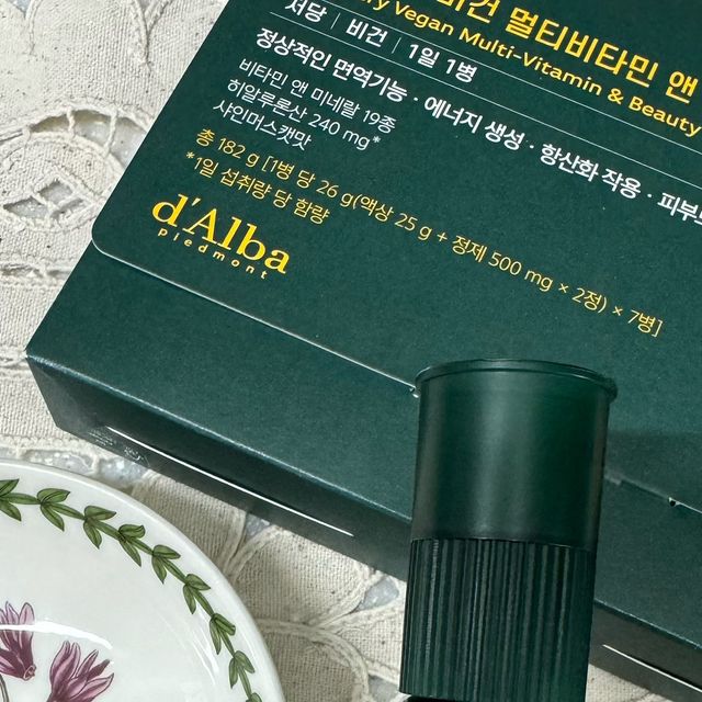 김민경 on Instagram: "#광고 제가 애정하는 달바에서 이너뷰티템이 나왔네영💚 바쁜일상속에 비타민을 매일 하나하나 알약통에 챙겨먹기엔 번거롭더라구요~ 출근할때 그냥 하나 톡 ㅎㅎ 챙겨