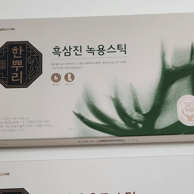 대한민국 대표 집밥러 BOB(밥) 하는 아버지 on Instagram: "#광고 #cj #cj웰케어 #윤옥고 #녹용 #녹용스틱 #활력 #에너지 #면역 #CJ구증구포흑삼 #SAT녹용 #선물하기좋은 #쇼핑백증정

올해는 명절및 좋은분들께 윤옥고 혹은 녹용스틱 어떠세요? 선물 좀 해본 언니들이 추천하는 센스있는 선물 ! 저는 이번에는 어르신들을 위해 이렇게 준비 해봤어요

CJ 한뿌리 흑삼 윤옥고 스틱 진세노사이드 흡수율을 높인 특허받은 CJ구중구포 흑삼
전통과 건강의 가치를 모두 담은 대한민국 TOP埴 인홍삼 브랜드, 한뿌리
한국의 전통 가치와 글로벌이 주목하는 건강 트렌드로 연령대 불문 실패 없는 선물 조합

특허받은 CJ 구증구포 흑삼농축액

100% 국내산 수삼을 9번 찌고, 9번 말린 특허 받은 흑삼농축액으로 진세노사이드의 흡수율을 높였음

- 꽉 채운 기초 영양 !식약처 인정 5대 기능성 건강기능식품 (면역력 증진/피로개선/혈액순환/향산화/기억력 개선)

흑삼으로 꽉 채운 기초 영양으로 면역력은 탄탄하게, 활력은 넘치게!

- 3가지 부원료 (숙지황, 백봉령, 사양벌꿀)국내산 100% 전통원료 배합ㄴ 우리 땅에서 자란 귀한 원료만을 사용하여 전통 가치를 그대로 담아냄

- 경이로운 일상 활력을 옥처럼 귀한 당신에게!

진하게 농축된 흑삼의 깊고 풍부한 풍미가 담긴 프리미엄 흑삼 제품을 스틱 한 포에 쏙 넣었음
정말로 선물 좀 해본 언니들이 추천하는 센스있는 선물 !

CJ 한뿌리 흑삼진녹용스틱  진세노사이드 흡수율을 높인 특허받은 CJ구중구포 흑삼

전통과 건강의 가치를 모두 담은 대한민국 TOP埴 인홍삼 브랜드, 한뿌리

한국의 전통 가치와 글로벌이 주목하는 건강 트렌드로 연령대 불문 실패 없는 선물 조합

-최상위 등급 SAT 녹용으로 더한 프리미엄 가청정지역 뉴질랜드산 최상위 SAT 녹용을 가득 담았음

- 특허받은 CJ 구증구포 흑삼농축액

100% 국내산 수삼을 9번 찌고, 9번 말린 특허 받은 흑삼농축액으로 진세노사이드의 흡수율을 높였음

- 9가지 전통 소재와 5가지 귀한 버섯으로 완성한 균형

전통 소재인 작약, 천궁, 당귀, 황기, 지황, 감초, 계피, 생강, 대추와 5가지 귀한 버섯을 조화롭게 담아 깊은 맛을 구현함

- 간편한 섭취 1일 1회, 한 포씩 언제 어디서나 간편하게 흑삼과 녹용을 함께 섭취 가능

- 윤옥고 : https://brand.naver.com/cj_wellcare/products/12266157897
- 녹용스틱 : https://brand.naver.com/cj_wellcare/products/9062913529"