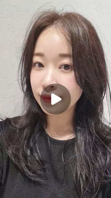 반진🍒 on Instagram: "#광고 여름이니까 가르마헤어 광교점에서 톤업 염색 💎‼️
원래 어두운 갈색이었던 제 머리가 한 톤 밝아지면서 얼굴이 확 살아보이고, 피부톤도 화사해 보여요 😆
나라 수석 디자이너 선생님께서 컷트도 레이어드 컷으로 깔끔하게 정리해주셨는데, 숱이 많은 제 머리를 답답해 보이지 않게 가볍게 정리해주셔서 스타일링하기가 훨씬 수월해졌어요 🧡
실내, 실외 모두 컬러감이 자연스럽고 고급져 보여서 요즘 거울 볼 때마다 기분이 너무 좋아용😍💗

#가르마헤어광교점 #광교미용실 #가르마헤어 #살롱가르마 #수원미용실 #수원미용실추천 #광교미용실추천 #광교중앙역미용실 #나라수석디자이너 #톤업염색 #톤업 #셀스타그램 #셀스타 #셀피 #일상 #뷰티 #뷰티유튜버 #seniordunce"