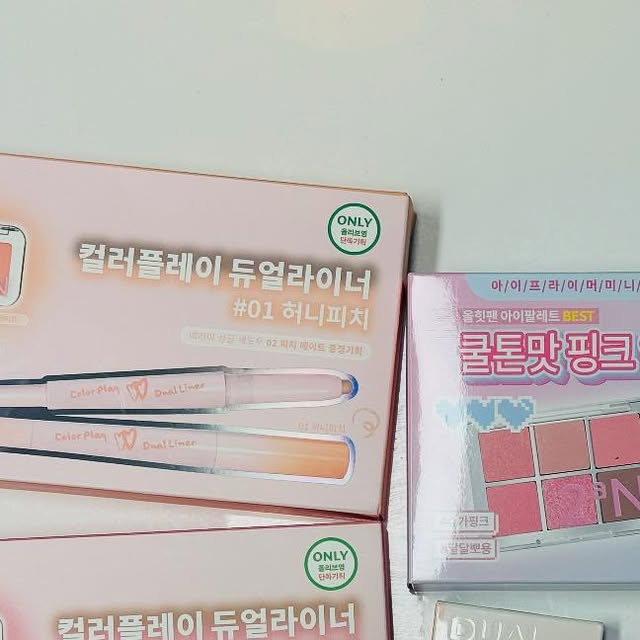 뽀물맘 on Instagram: "#광고#올영픽#올리브영추천템#올영필수템#투에이앤#러브버블컬렉션#베러미아이팔레트#16호버블캔디#투에이앤듀얼치크#17호버블하트#11호쥬시피치#퓨어글래시하이라이터#투에이앤하이라이터#nd01쉘#롱웨어링파운데이션미니#20호복숭아#글레이즈바운싱틴트#투에이앤틴트 #02로지모카#08로즈문#컬러플레이듀얼라이너 #04로지캔디#01허니피치

🌸 투에이앤 베스트 아이템 모음 🌸

✔ 듀얼 치크 (14,900원)
	•17 버블하트 💗 사랑스러운 발그레 톤
	•11 쥬시피치 🍑 상큼한 피치빛

✔ 베러비 아이팔레트 (18,500원)
	•16호 버블캔디 🎀 달콤 러블리 무드

✔ 하이라이터 (8,900원)
	•ND01 슈가베일 ✨ 쉘 🐚 은은한 펄빛 glow

✔ 글레이즈 바운싱 틴트 (9,900원)
	•로즈문 🌹 로맨틱 핑크
	•로지모카 ☕ 부드러운 MLBB

✔ 롱웨어링 파운데이션 (12,800원)
	•20 복숭아 🍑 자연스러운 생기 톤

✔ 듀얼 라이너 (11,900원)
	•04 로지캔디 🍬 포인트 컬러 라이너
 •01 허니피치 🍯 달콤한 피치 브라운

👉 귀여운 컬러감부터 무드 있는 MLBB까지 ✨
하나만 써도 예쁘지만, 같이 쓰면 더 완벽해지는 조합!
투에이앤 러브버블컬렉션(6종)/롱 웨어링 파운데이션(4종)/
컬러 플레이 듀얼 라이너(5종) 추천드려요!💕"