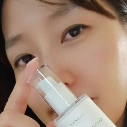 규리플 on Instagram: "#광고 #광채피부
나이가 들수록 기미나 잡티가 진해지는 건 단순히 시간이 지나서가 아니에요.🌞
피부의 멜라닌 세포가 활발해지고, 자외선에 장시간 노출되면 색소가 피부 속에 더 깊게 자리잡거든요.
특히 40대 이후부터는 피부 턴오버도 느려지니까 한 번 생긴 잡티가 잘 사라지지 않아요.

저도 요즘 아이들과 바깥활동이 많아지면서
거울 볼 때마다 생기고 짙어지는 기미에 한숨이 나오더라고요.
그래서 써본 게 바로 클레아레 화이트닝 리페어 크림이에요.

이 제품은 미백 + 주름 이중 케어가 가능하다는 점이 큰 장점!
미백과 주름 개선 기능성 성분이 임상시험까지 완료되었다고 하니 믿음이 갔고요,
피부 속 멜라닌 생성을 억제해 주고, 손상된 피부 장벽까지 케어해준다는 점이 마음에 들었어요.

텍스처는 쫀쫀하면서도 끈적임 없이 흡수돼서
아침저녁으로 기초 마무리 단계에 부담 없이 발라주기 딱 좋아요.
사용한 지 2주 정도 되었는데 피부톤이 은은하게 맑아지고,
칙칙했던 부위가 차분해진 느낌이에요.

꾸준히 사용하면 진짜 속광 나는 피부,
기미에 덜 흔들리는 피부로 거듭날 수 있을 것 같아요.

#클레아레 #cleare #화이트닝 #미백 #주름 #이중케어 #임상시험완료 #피부방벽강화"