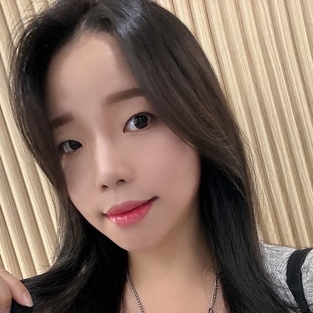 💛young💛 on Instagram: "#광고 ✂️ 에이티헤어 ✂️ @a__ty_dh 

📍 주소 : 서울 서초구 강남대로97길 59 101호
☎️ 연락처 : 0507-1374-0440
⏰ 영업시간 : 월-토 10:30 - 20:00
  일 12:00 - 19:00
🚘 주차 : 가능
✅ 예약 : 네이버 예약 or 유선 예약
 [네이버 예약시 다양한 할인이 들어갑니다]

🔖 시술명 : 톤다운 염색 [에쉬블루]

첫 방문인 에이티헤어에서 가을 맞이겸 스타일에 변화를 주고 싶어 톤다운 염색을 했어요💇🏻‍♀️

에이티헤어 다혜 원장님께 시술을 받았는데 제 헤어상태에 맞게 어떤 색의 머리가 잘 어울릴지 추천을 해주셨는데 시술이 아주 꼼꼼하시고 손도 빠르시고 염색을 했는데도 머릿결에 손상도 적고 기분전환 아주 제대로 된 날❣️

▫️직원분들 모두 친절하시고 편안한 분위기에서 시술이 이루어져요
▫️요근래 바빠서 헤어관리가 엉망이였는데 손상이 오지 않도록 관리법을 잘 알려주세요:)
▫️내 마음속에 들어갔다 오신거처럼 저의 니즈를 정확하게 파악하고 계신 다혜원장님😍 금손 인정!!
▫️헤어 층마다 색이 각기 달랐는데 얼룩진곳 하나 없이 완성된 에쉬블루 전체염색💙
▫️톤다운을 하고 나니 얼굴톤도 밝아보이고 자연광에서는 또 달라지는 색이 아주 오묘하게 매력적이더라구요!
▫️공간도 넓고 대기좌석도 아기자기 느낌있게 인테리어 되어있고 매장이 전체적으로 청결하고 깔끔한 느낌!

만족도 100%인 에이티헤어에서 올해 가을맞이 완성🫶🏻

#에이티헤어 #신사동미용실 #논현역미용실 #신사미용실 #잠원동미용실 #에이티헤어다혜 #다혜원장 #톤다운 #에쉬블루 #염색 #긴머리염색"