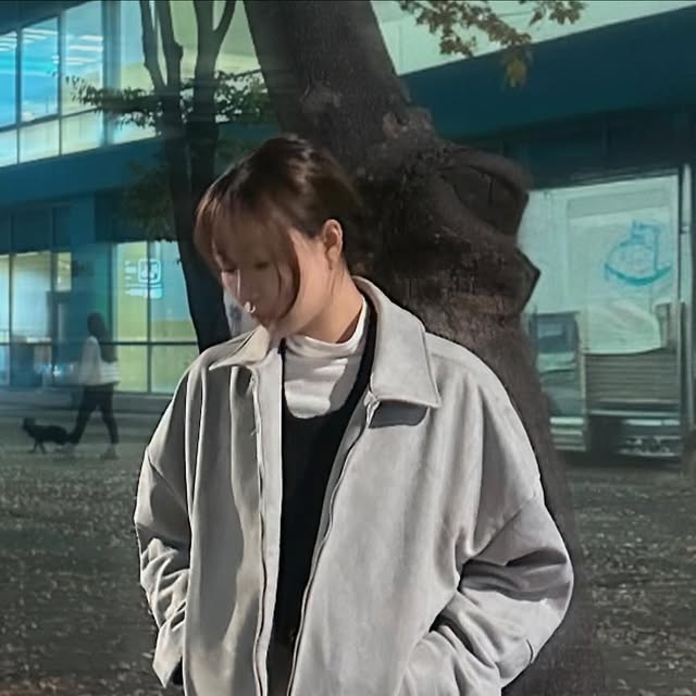 말량광이 on Instagram: "#광고 
카라넥으로 클래식한 무드
소매 스냅으로 다양한 스타일링 가능
뒷면 핀턱 주름 디테일
안쪽 내부 포켓으로 높은 수납력
소프트한 터치감"