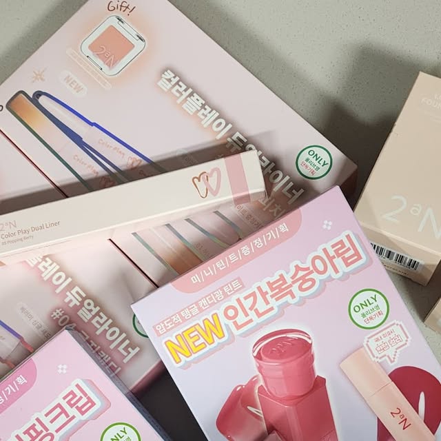 럽이  : 취미와 일상 이야기 on Instagram: "#제품제공 👍🏻 투에이엔 8월 올영픽 추천템: 컬러 맛집으로 소문난 이유!

 8월, 올리브영에서 만난 투에이엔(2aN) 덕분에 눈이
 즐거웠어요. 직접 매장에서 보니 왜 '색조 컬러 맛집'으로
 불리는지 알겠더라고요. 다가오는 가을에 어울리는 컬러들로
 구성된 투에이엔 제품들은 정말 하나같이 매력적이었어요.

 특히, 올영픽에 선정된 세 가지 아이템은 놓칠 수 없는
 필수템이었죠.
컬러 플레이 듀얼 라이너: 한 번에 두 가지 컬러를!
메이크업 초보자도 쉽게 사용할 수 있는 컬러 플레이 듀얼
 라이너는 펜슬과 리퀴드 라이너가 하나로 합쳐져 있어 정말
 편리했어요. 특히, 펜슬은 부드러워서 눈 밑 애교살이나
 언더라인을 자연스럽게 채우기에 좋았고, 리퀴드 라이너는
 정교한 라인을 그리기에 완벽했어요. 다양한 컬러 조합으로
 여러 가지 분위기를 연출할 수 있다는 점이 가장 큰 장점이었죠.

글레이즈 바운싱 틴트: 유리알 광택으로 입술을 촉촉하게
요즘 유행하는 물먹립을 연출하고 싶다면 글레이즈 바운싱
 틴트를 꼭 사용해보세요. 덧바를수록 맑고 투명한 광택이
 올라와 입술을 더욱 도톰하고 생기 있게 만들어줘요. 끈적이지
 않는 가벼운 제형이라 답답함 없이 편안하게 바를 수 있었어요.
 데일리 립으로 사용하기 정말 좋은 제품이었어요.

롱 웨어링 파운데이션 미니: 언제 어디서나 수정 메이크업 걱정
 없이 파운데이션을 휴대하기 부담스러웠다면 롱 웨어링
 파운데이션 미니가 좋은 해결책이 될 거예요. 작은 사이즈로
 파우치에 쏙 넣어 다닐 수 있어 편리하고, 가볍게 발리면서도
 뛰어난 커버력을 자랑했어요. 피부에 얇게 밀착되어 오랜 시간
 동안 깔끔한 피부 표현을 유지해줘서 수정 메이크업 걱정을
 덜어줘요.

투에이엔의 제품들은 이쁜 컬러와 착한 가격으로 선물용으로도
 정말 좋아요. 특히, 러브 버블 컬렉션의 사랑스러운 패키지는
 소장 가치를 더욱 높여줬답니다. 다음에도 올리브영에 들러
 투에이엔의 신상들을 만나보고 싶네요.

#올영픽 #올리브영추천템 #올영필수템 #러브버블컬렉션 #롱웨어링파운데이션미니 #컬러플레이듀얼라이너"