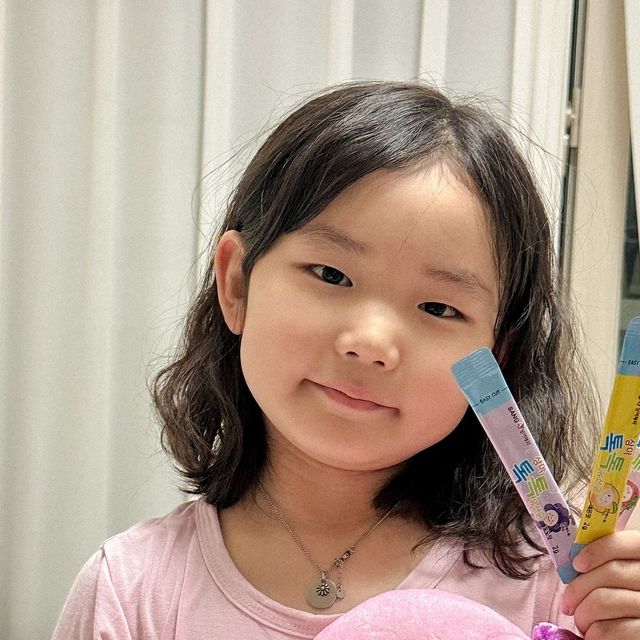 ᵀᵂᴵᴺᴷᴸᴱ ᴶ💛 on Instagram: "#광고 

한동안 유산균을 안 먹였더니 바로 티가 나더라구요 
그래서 준비해본 상아톡톡 어린이 유산균💕

17종 혼합 유산균이 2000억 0.3% 함유되어 있구요
아이들을 위해 엄선해서 담은 부원료와 믿을 수 있는 
안전한 제조 해섭인증도 받았어요 

딸기맛, 포도맛, 레몬맛 세가지가 있는데
저희 아이는 그 중에서 딸기맛이 제일 맛있다고 하네요 🍓

섭취가 간편한 스틱 타입이라 어디든 가지고 다니면서 챙겨먹어요 

#상아제약 #상아톡톡유산균 #어린이유산균 #키즈유산균 #어"