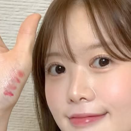 @yangyewonn on Instagram: "#광고 
봄브라이트 추구미는 봄라이트인 거 다들 아시죠..?✨
#투에이앤 제품으로만 메이크업 해보았어요🫶🏻
봄브는 블러셔가 메이크업의 전부인데 진짜 너무 예쁘더라구요🫢✨🤍

피치슈는 코랄피치 느낌인데 시간지나면서 착색력 및 광이 예쁘게 돌고
버블리는 좀더 쿨한 느낌의 핑크인데 웜이 쿨 메이크업 할 때 바르기 좋은 예쁜 핑크예요!

*버블리는 현재 피치에이드 미니 틴트를 증정해주고 있는데 이게 정말.. 피치슈와 버블리 사이 색감이라 봄브들이라면 환장할템이에요✔️

특!히! 요플레 현상이 없어서 휘뚤마뚤템이에요🙌🏻

[메이크업 제품 정보]
섀도우
-피크닉

블러셔
-러브,로지

립
-피치슈

애교살
-베베핑크

#광고#올영픽#올리브영추천템#올영필수템#러브버블컬렉션#롱웨어링파운데이션미니#컬러플레이듀얼라이너"