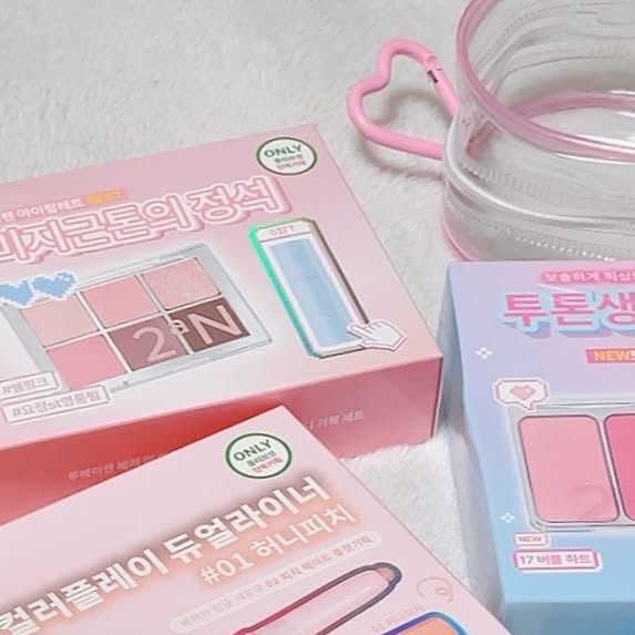 @cjyh_1204 on Instagram: "#광고

🎀 For light & Bright ⋰˚☆ 🎀
@2an_official 

🩷러브 버블 컬렉션 리스트🩷

17 버블 하트 듀얼 치크
IV01 슈가 베일 _퓨어 글래시 하이라이터

💘투에이엔 컬러 플레이 듀얼라이너
발색 예쁘고 오래가는 듀얼 라이너에요
✔️자연스러운 음영 컬러
✔️하이라이팅 효과
✔️롱래스팅 지속력
펄과 차분한 음영 컬러가 한 제품에 들어 있어
애교살과 하이라이트를 동시에 표현할 수 있어요.
색감이 부드럽고 자연스러워 데일리로 쓰기 좋아요❣
한 번의 터치로도 선명하게 발색되고
필름 포뮬라 덕분에 뭉침 없이 오래 지속돼요.
무대 메이크업처럼 하루 종일 번짐이 적어요☺
무엇보다 하이라이트, 음영, 포인트 메이크업까지 모두 가능해요.

💘투에이엔 롱 웨어링 파운데이션 미니
피부가 화사해지는 복숭아톤 베이스에요:)
✔️자연스러운 톤업
✔️맑은 핑크톤
✔️투명한 발색
여리한 복숭아 컬러가 피부에 생기를 더해줘요.
화장은 안 해도 피부가 좋아 보이는 효과를 줄 수 있어요❣

.
#올영픽 #올리브영추천템 #올영필수템 #러브버블컬렉션 #롱웨어링파운데이션미니 #컬러플레이듀얼라이너"