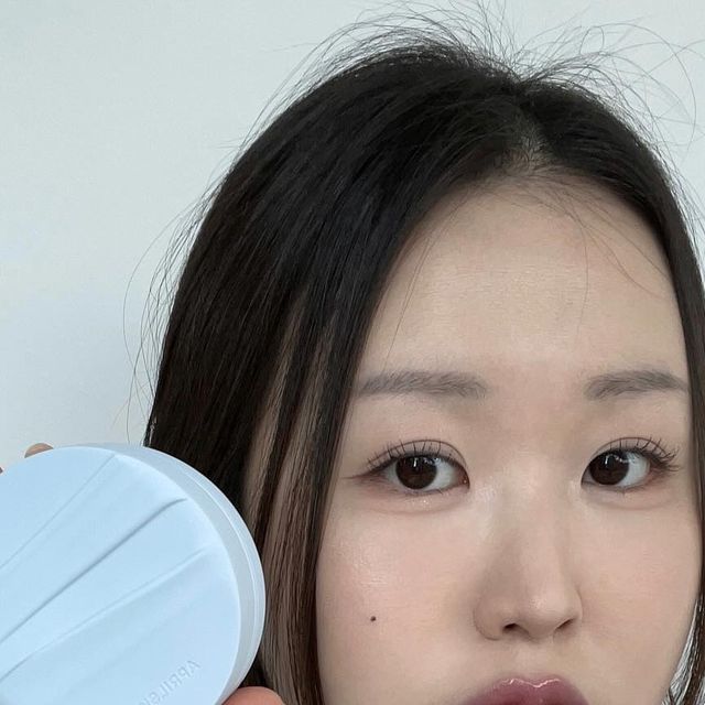 ˗ˋˏ ♡̷̷̷ ˎˊ on Instagram: "#광고 
글로잉한 피부표현과 매트의 픽싱력이 돋보이는 에이프릴스킨 신제품 글로잉 매트쿠션 소개드려요 ..🤍🩵

스킨케어 성분이 54%나 들어있고 들뜸없이 한겹으로 얇게 착 밀착되어 피부가 편안한 타입의 화잘먹 카밍쿠션 이에요 얇지만 피부 커버는 확실한 ..💫
신개념 텍스처인 이너 글로우 매커니즘을 사용했다고 해요👀

퍼프가 진짜 신기하게 생겼는데 에어홀 ZONE + 플랫 ZONE이 합쳐진 하프퍼프로 커버와 이슬광을 동시에 표현할 수 있어요💧

컬러도 13 ~ 25호까지 사용 가능한 넓은 컬러 차트로 (로드샵에서 이렇게 다양한 쿠션 호수를 본적이 있었나 ..?)누구나 피부에 딱 맞는 컬러감 💅

쿠션 뒤쪽에 보면 키링고리가 있어 쿠꾸(쿠션 꾸미기)도 가능해요 ! 쿠션에도 키링을 달 수 있다니 넘 귀엽짜나 ..🧸🤍

글로잉 매트쿠션은 에이프릴스킨 온라인자사몰 (https://aprilskin.com/)에서 만나 보실 수 있답니당 ..🪽🪽"
