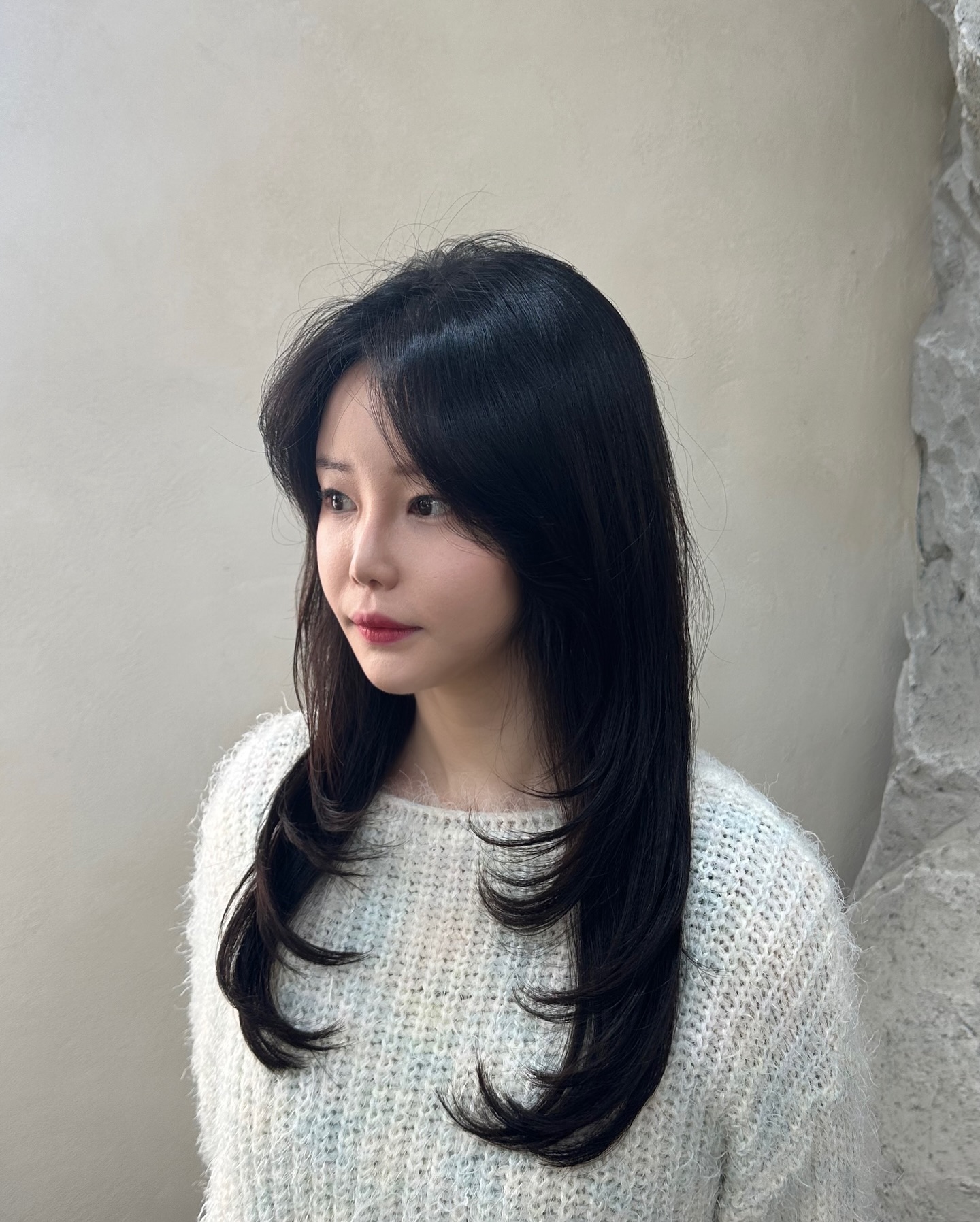 #협찬 온리포유 잠실새내점

거품을 뺀 가성비 넘치는 가격으로 
높은 만족도와 기술력으로 
최상의 서비스를 제공해 주는 곳 💇🏻‍♀️

섬세함과 디테일의 한 끗 차이로
개인의 고유한 매력과 무드를 찾아

모발 데미지없이 영양만으로 
곱슬과 손상도를 잡아 깔끔하고 
윤기나게 해주신 허서영 디자이너님💕

연말인 만큼 이미지 변신, 기분전환,
힐링하러 오셔도 좋을 것 같아용👍🏻

insta by ofy_hseo_0 

📍서울 송파구 백제고분로7길 39 3층 온리포유 잠실새내점
✔️ 영업시간: 11:00 ~ 22:00 (월화수목금토)
️️ 11:00 ~ 20:00 (일)

#잠실 #잠실새내 #뿌리펌 #클리닉 #잠실미용실 #잠실새내미용실 #서울미용실 #미용실추천 #두피케어 #헤어디자인 #레이어드컷 #컷트잘하는미용실 #레이어드펌
