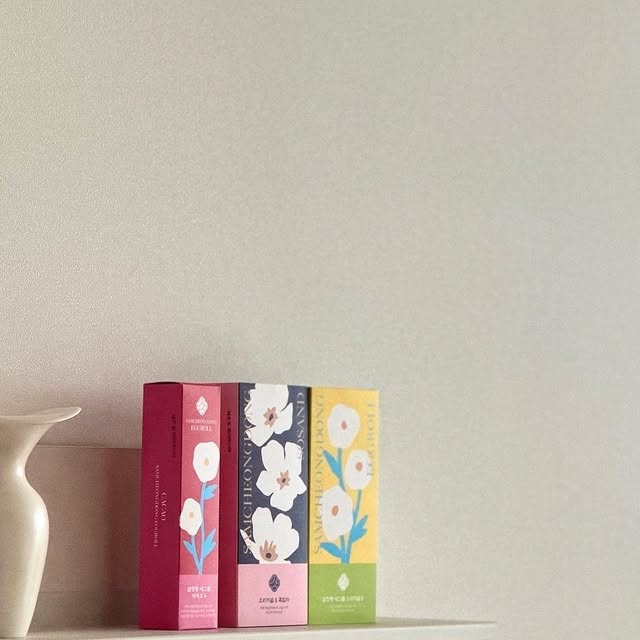 봄날의미야 on Instagram: "#광고 이렇게 곱고 예쁜 패키지들이 다 디저트라면? 물 한방울까지 철저하게 엄선한 디저트,, 받자 마자 아드레날린 솟구치는 애정하는 #삼청동에그롤 의 신제품 #플