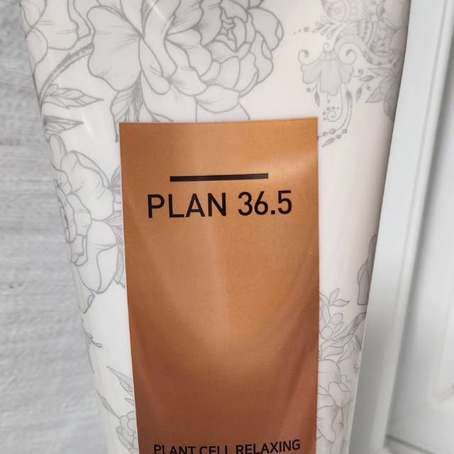 슬아슬아 on Instagram: "#협찬 [plan36.5 플랜트 셀 릴렉싱 바디스크럽] 정말 3주가까이 사용하고 리뷰해요 스크럽이라 피부에 자극을 주지않을까란 생각도했는데 그런건 진짜 없는듯하구요 향도