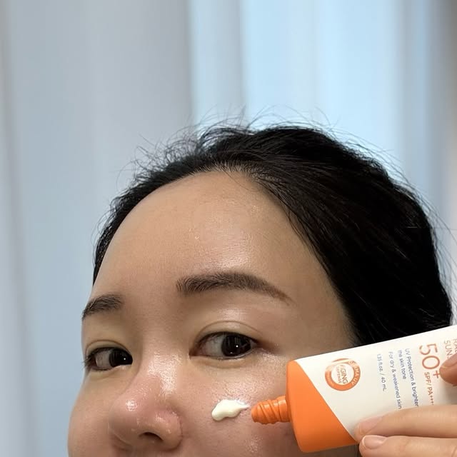 김 은정 on Instagram: "에스트라 신제품 #광고 병원에서 시작한 정통 브랜드가 9년 연속 병원 화장품과 올리브영에서 1️⃣등 눈시림 없는 선크림☀️ 수분에 낮에 써도 되는 비타민C까지 들어