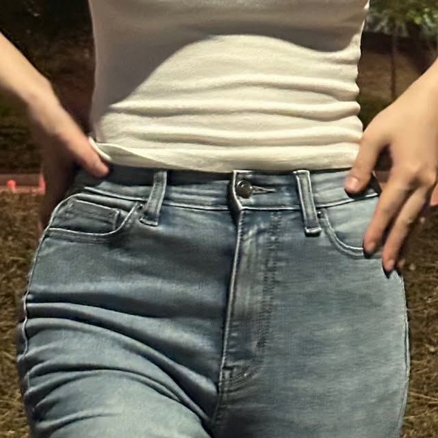 복승이🍑 on Instagram: "#광고 허리부터 골반까지 정리해주는 골반필러진💙

핏이 자연스럽게 잡혀서 부담 없이 입기 좋은 피치핏중청진
앞부분은 편하고, 옆라인이랑 힙라인은 깔끔하게 정돈돼서 실루엣이 만족스러운 제품이에요

중청컬러라 데일리용으로 손이 자주가고 코디도 어렵지 않아요🤍

전체적으로 과하지 않게 라인을 잡아줘서 ‘꾸안꾸’ 느낌 내기 딱 좋아요

핏도 예쁜데 착용감도 편해서 하루 종일 입고 있어도 무리가 없었어요 

부담스랍지 않게 라인 정리되면서도 편한 바지 찾는 분들께 추천해용💙

🔗 바로가기: https://www.peachfit.co.kr/shop

#골반 #골반필러진 #피치핏 #골반핏 #청바지코디 #청바지에흰티 #몸매그램 #리뷰어 #솔직리뷰 #패션리뷰 #옷리뷰 #청바지핏"