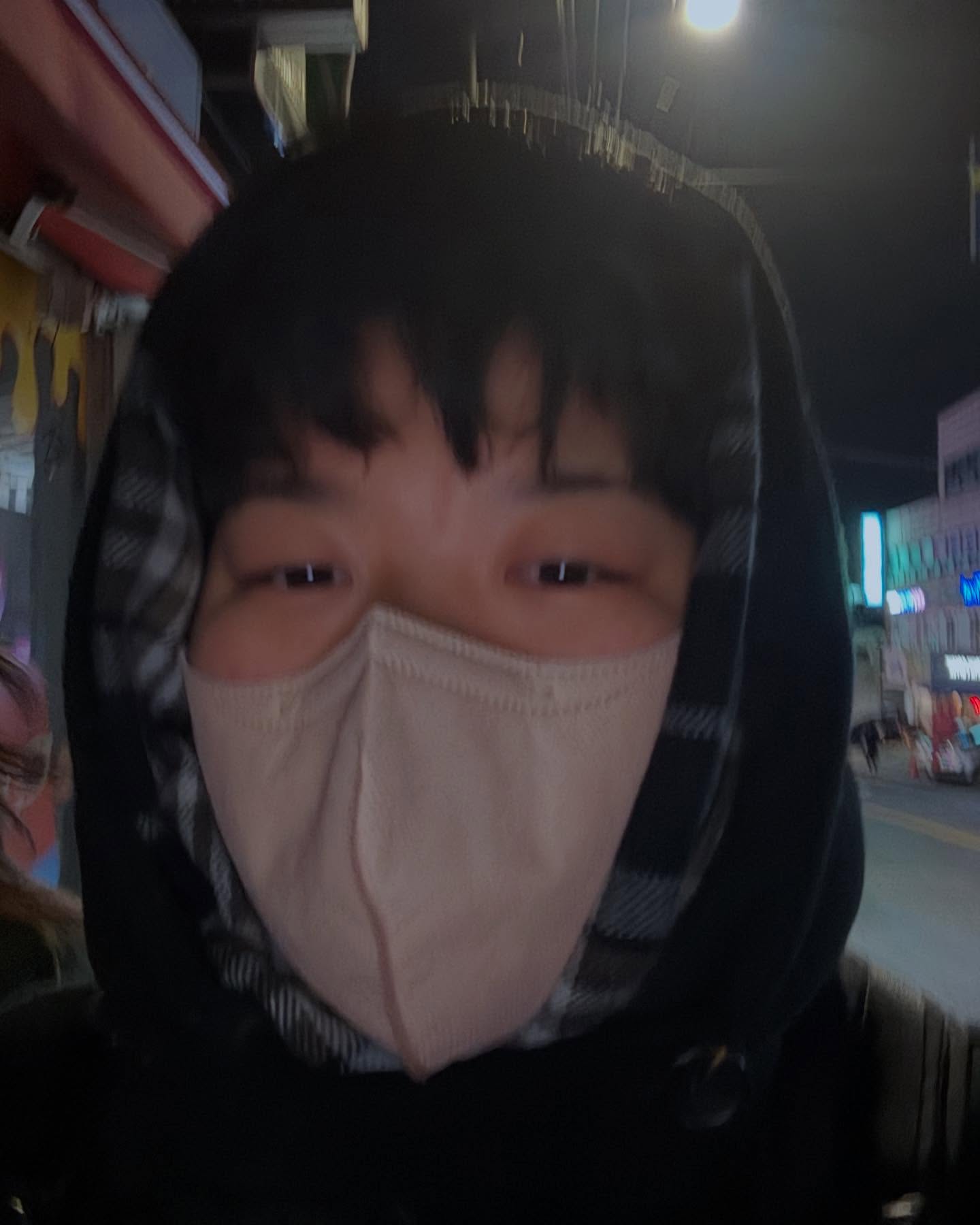 : 많은 플랫폼 중에 [ 블로그 ] 를 선택한 이유

_ 유튜브, 인스타그램, 틱톡, 쓰레드 사실 다 해봤어요.
근데 빠른 결과가 나오지 않아서 다 삭제했습니다

맞습니다, 저 역시 빠르게 결과가 나오길 바라는
성격 급한 사람이었어요.

블로그를 시작한 지 3년, 이 시간을
인스타그램이나 유튜브, 틱톡에 투자했다면
분명한 건 지금보다 더 많은 기회를 얻었을지도 모르겠네요.

블로그를 선택한 이유는 블로그는 변하지 않았기 때문입니다.

블로그가 많이 죽었다, 아니다 꼭 필수로 가져가야 한다.

수많은 의견들이 아직까지 오고 가지만
빠르게 변하는 SNS 시장에서
블로그는 저에게 멈춰있는 저장소 같은 존재라고 생각해요.

최근에 유심히 봤던 도서 인플루언서 인스타그램을 보니 
13만 명의 팔로워가 있더라고요, 블로그도 있어서 들어가 봤는데 
블로그 이웃수는 5,000명이 되지 않았습니다. ( 중요하지 않음 )

내가 플랫폼을 잘못 선택했나 후회하기도 했지만 
한편으로는 
내 블로그 이웃 수는 9,000명.
인스타그램에서는 몇 만의 영향력일까? 생각도 해봤습니다.

다 털어놓고 솔직하게 보면 플랫폼을 잘 선택하지 못한 거고,
SNS가 부담스러워서 더 최선을 다 하지 않았던 거죠.

같은 3년을 투자했지만 확실히 다른 결과가 보이니까
질투도 나기도 했어요. 저도 어쩔 수 없는 사람이더라구요

그렇지만 이 질투의 감정이 나쁘진 않습니다.
어쨌든 제 블로그는 저를 대신해 줄 포트폴리오가 되었거든요.

영향력은 적을지 모르겠지만
차곡차곡 쌓아온 저의 서재를 볼 때
귀중한 자산이 되는 것 같아요

앞으로는 블로그를 통해 얻은 것들을 활용해서
더 많은 사람들에게 "저"를 알릴 때가 된 것 같아요.

* 잘...할 수 있겠지?