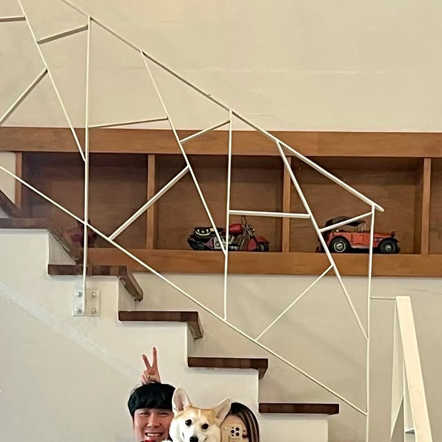 지 현 ᴊɪ ʜʏᴜɴ on Instagram: "#협찬광고 독립기념관 근처 데이오프 카페☕️ 실내 애견동반 된다는 말에 코코도 함께💜 🎈2층만 애견동반 가능! 실외 애견동반 카페는 좀 있는데 실내 애견