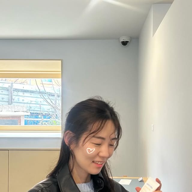 👦🏻👦🏽👩🏻 on Instagram: "#협찬 올영에서 알게된 에스트라! 완전 건성에 피부장벽이 약해서 앰플과 로션쓰고 너무 좋아서 선크림도 새롭게 바꿔봄!☀️ . 4월부터 여름이라는데 자외선
