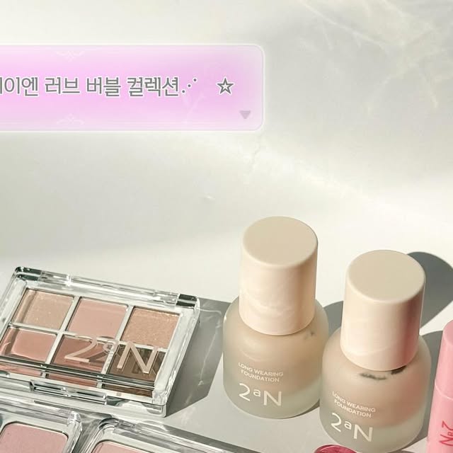 [ 𝙶𝚕𝚘𝚠 𝚜𝚘𝚎𝚕𝚕𝚎 글로우 소엘 ] on Instagram: "#광고
요즘 메이크업이 유난히 가볍고 말랑해진 이유
#투에이엔버블컬렉션 덕분 ˖࣪｡･:*:･ﾟ★,｡･:*:･ﾟ☆ 💗💗

이 라인업 진심 귀엽고 또 귀엽다ෆ˙ᵕ˙ෆ
보기만 해도 기분 좋아지는 패키지에
컬러는 또 얼마나 실속 있는지 써보면 알아요

🕊️제가 사용한 구성은 이렇습니다

🔹 롱 웨어링 파운데이션 미니 02호 복숭아
리퀴드 파데가 이만큼 쫀쫀하고 고운 거 실화인가요
보송한데 들뜸 없이 착 붙어요
복숭아빛이 은근히 혈색 살려줘서
필터 씌운 듯 피부톤 정리돼요

🔹 듀얼치크 06호 핑크페탈
이건 말 그대로 생기 필터
차분한 핑크 한 겹에 하이라이터 한 겹
양볼에 바르면 살짝 설레는 느낌까지 올라와요

🔹 듀얼치크 17호 버블하트
귀엽고 명랑한 느낌을 제대로 담은 컬러
과즙감 있는 웜핑크가 뺨에 올리는 순간 얼굴 분위기 바뀌어요

🔹 글레이즈 바운싱 틴트 02호 로지모카
입술색에 차분한 무드를 입히고 싶다면 요 컬러
장미빛이 돌면서도 톤다운된 컬러라
딥하지만 과하지 않은 분위기를 연출할 수 있어요

🔹 글레이즈 바운싱 틴트 15호 피치버블
복숭아 한 조각 물어문 듯한 컬러감
유리알처럼 촤르르하게 발리는데
시간 지나도 건조함 없이 입술이 편해요

🔹 글레이즈 바운싱 틴트 16호 슈가버블
발랄한 핑크와 달달한 투명광이 어우러지면서
입술이 더 도톰하고 입체적으로 보여요
쨍하지 않고 맑아서 데일리 립으로 딱이에요

🔹 베러미 아이팔레트 02호 페어리
진짜 딱 내 취향
말랑하고 부드러운 무드에 반짝임 포인트까지
눈두덩이에 얹는 순간 화장이 아니라 스타일이 돼요

🫧투에이엔 버블컬렉은
그냥 제품이 아니라 무드예요
화장대에 두는 순간부터 벌써 설레기 시작해요
투에이엔은 역시 감성도 색감도 다 챙기는 브랜드💗

#올영픽 #올리브영추천템 #올영필수템 #러브버블컬렉션 #롱웨어링파운데이션미니 #컬러플레이듀얼라이너"