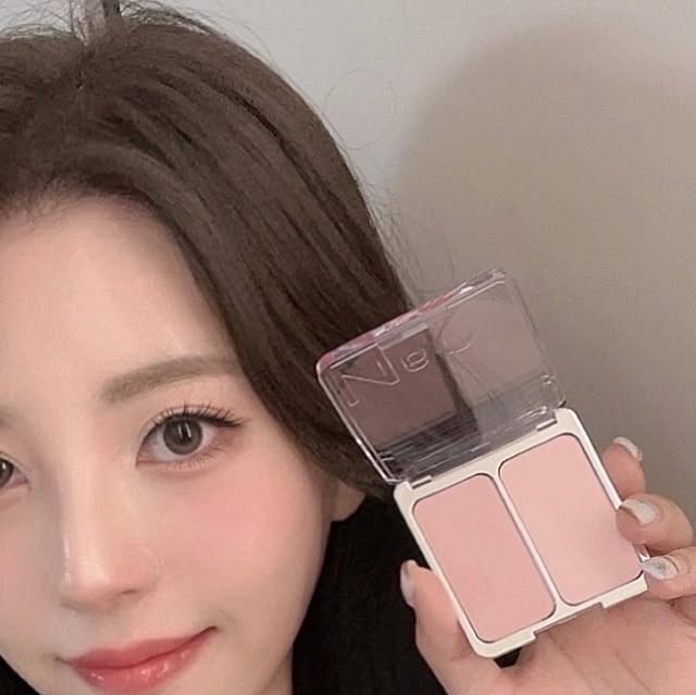 @__jan.7 on Instagram: "#광고 @2an_official 💄💗
#투에이엔 에서 넘나 이쁜 #듀얼치크 #하이라이터 가
출시 되었어요💗
발색도 넘 잘되고 블러셔는 피부에 밀림없이 수채화처럼 발색되고
하이라이터는 한번에 선명하게 발색된다는..🌸
역시 모델도 아이린인 이유가 있다는🌸
다들 올리브영에서 #2aN 구경해보기🤍
#블루밍가든#올영추천#봄웜#봄웜라
.
.
.
#셀카#셀스타그램#좋반#좋아요반사#fyp#ootd#뷰티#코덕#beauty#girls"
