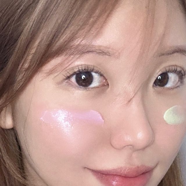 은지 on Instagram: "#광고 @aprilskin_korea
4 in 1 신개념 쫀쫀 머랭 클렌저 
‘ 에이프릴스킨 핑크알로에 머랭솝 ’ 💚🩷

✔️ 진정 성분이 더 높은 핑크 알로에 함유 
✔️ 쫀쫀 머랭거품이 숨은 미세먼지, 노폐물까지 OUT!
✔️ 여드름성 피부 사용 적합 , 저자극 테스트 완료
✔️ 미세 분말 스크럽으로 저자극 각질케어

🩷 핑크클렌저 
핑크 알로에 + 콩 스크럽 + 수분 성분 72% 함유
💚그린클렌저 
병풀 추출물 + 녹두 스크럽 + 자연 유래 성분 78% 함유

STEP 1 ) 각질케어 
물기없는 얼굴에 도포한 다음 롤링하며 마사지

STEP 2 ) 노폐물 제거
쫀쫀한 거품으로 부드럽게 세안하기

STEP 3 ) 미온수로 씻어내기 🚿

🍯 꿀팁 🍯
진정이 필요한 부위에 팩처럼 도포한 다음
1-2 분 뒤 거품을 내어 씻어내면 폼클렌징부터
진정팩 효과까아지 보돌보돌 피부 완성 ☺️

비포 에프터 톤 차이 보이시죠 쫀쫀 머랭 짱 👍🏻
클렌징 하나로 진정팩까지 하고싶어 하시는 분들
에이프릴스킨 핑크알로에 머랭솝 클렌저 추천 !!

#에이프릴스킨#aprilskin#핑크알로에#머랭솝#클렌저추천#폼클렌저#폼클렌징#폼클렌징추천#클렌징폼#클렌저#알로에#알로에클렌저#피부진정#피지#폼클렌저추천#각질제거#저자극클렌저"