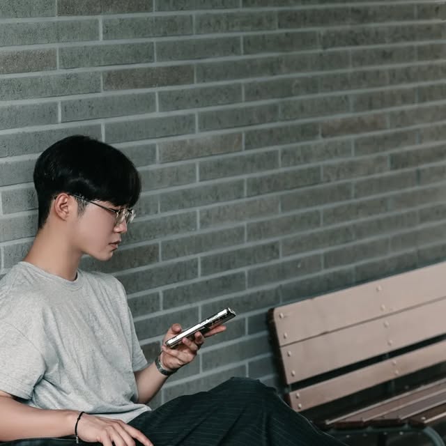 BEEN | 양성빈 on Instagram: "#협찬 @leire_seoul
✅️ 르아르 에센셜 크롭 티셔츠[헤더그레이 착용]

- 코튼 16수 싱글 원단으로 탄탄하면서도 부드러운 착용감✨️
- 허리선에 자연스럽게 떨어지는 크롭 기장 
- 12가지 컬러 + 소매 롤업해서 포인트주기로
 다양한 스타일링 연출 가능
.
.
.
.
.
.
.
.
#ootd #leire #여름반팔티 #fashion #좋아요 #좋아요반사 #좋반 #선팔하면맞팔 #likesforlike #followforfollowback #follow4follow #フォロバ #fyp"